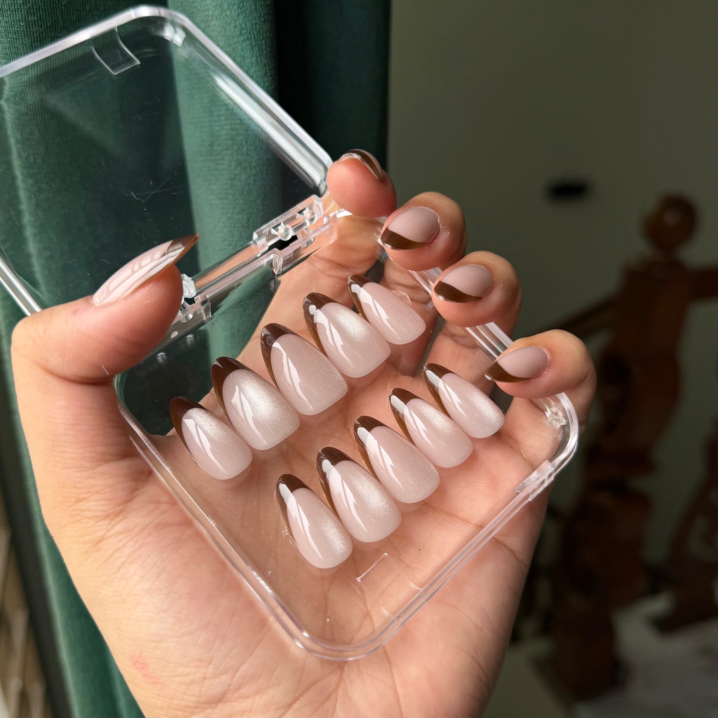 [Premium] Cat-eye reflective Nails-4179-Almond nails- Free 24 -pc Sticker Sheet  included